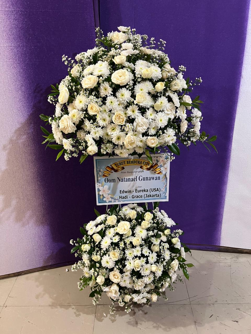 Hand Bouquet Mawar Merah Klasik